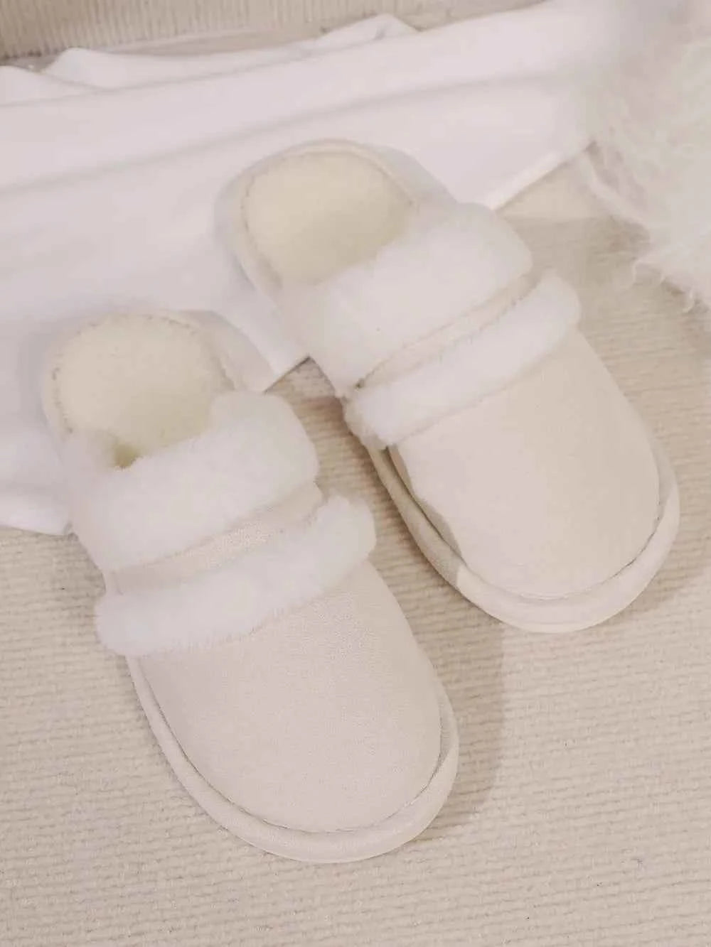 Contrast Faux Fur Round Toe Slippers