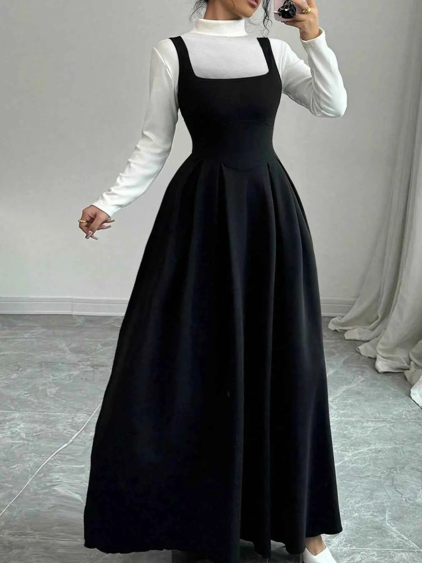 Sleeveless A-Line Maxi Dress with Square Neckline