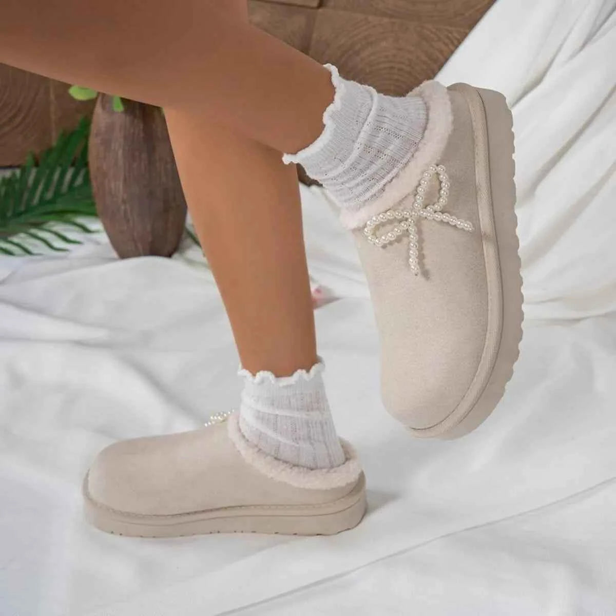 Pearl Bow Round Toe Slippers
