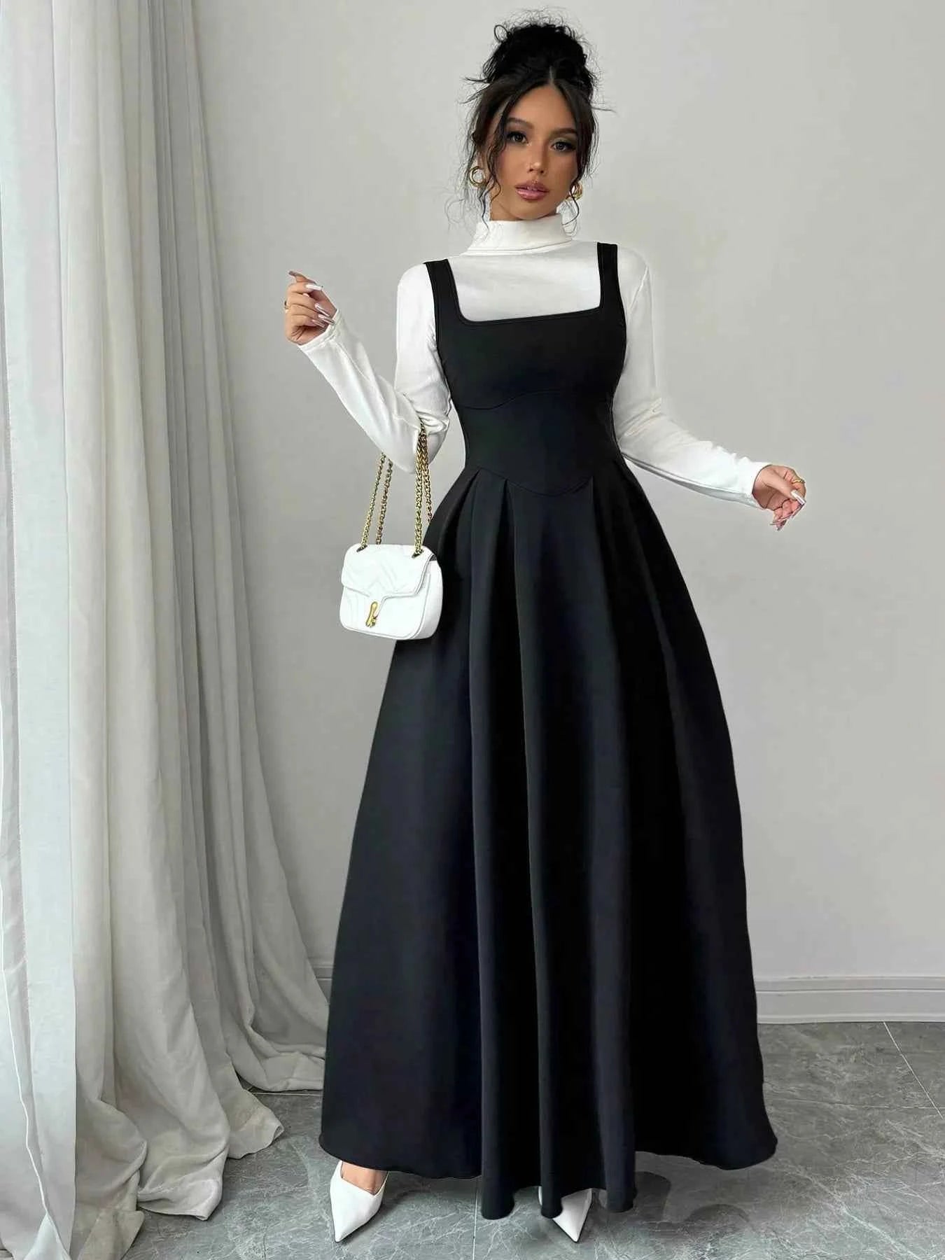 Sleeveless A-Line Maxi Dress with Square Neckline